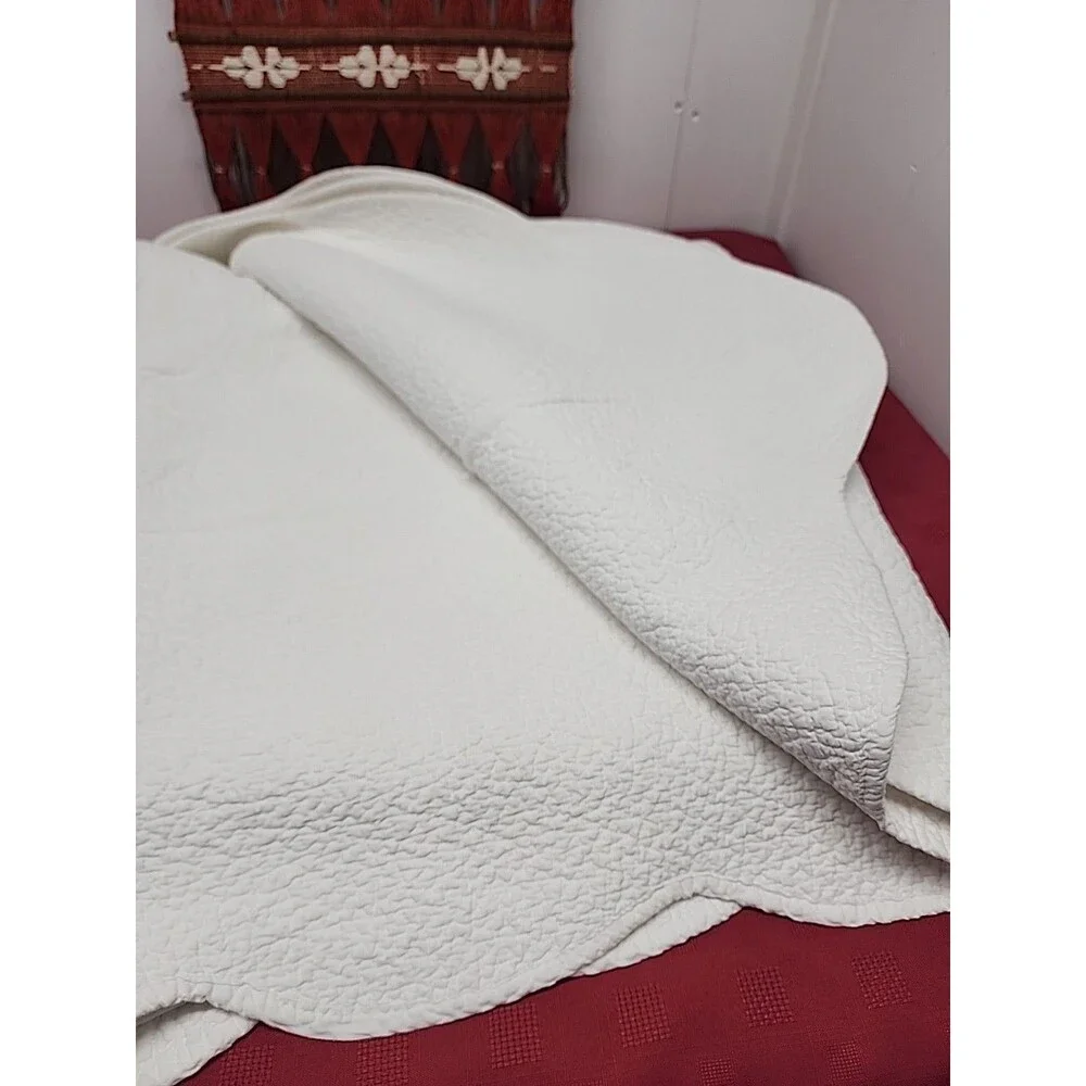 PotteryBarn Matelasse Bedspread White Quilted Medallion Design Queen Cottagecore